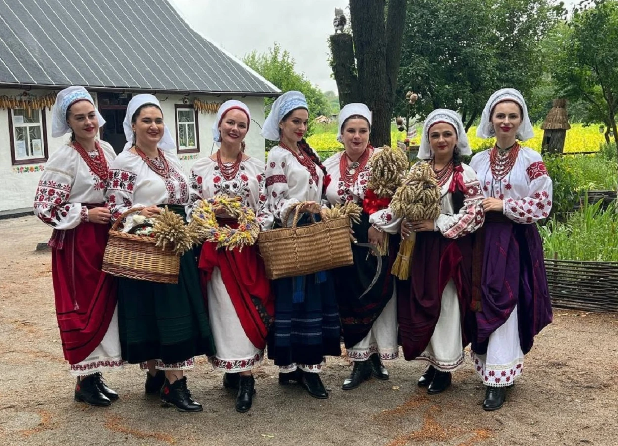 Ой зажинай, жниварочко, та й снопа: ансамбль «Оксамит» із Черепашинців повертає давні традиції