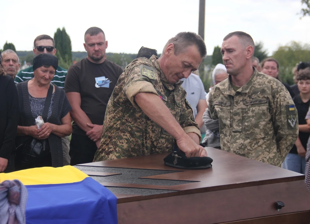 На труну, де не було тіла сина, батько поклав берета танкістів: в Іванові вшанували полеглого воїна