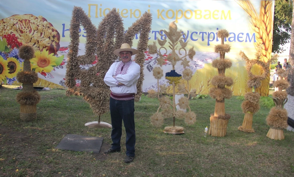 Сто дідухів та янгола, увінчаного тризубом, виготовили у Мирному до 35 річниці незалежності України