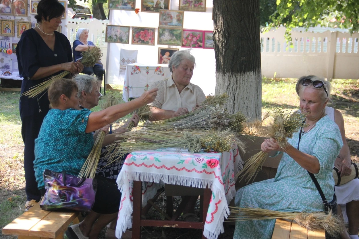 Сто дідухів та янгола, увінчаного тризубом, виготовили у Мирному до 35 річниці незалежності України