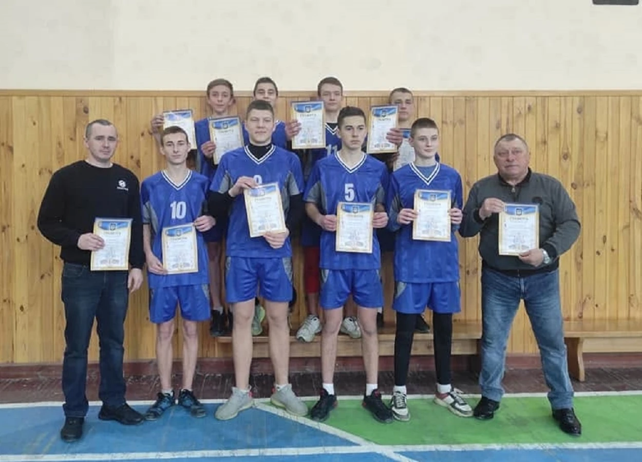 Команда Корделівської ЗОШ - переможцеь змагань з волейболу
Вадим Брик крайній ліворуч