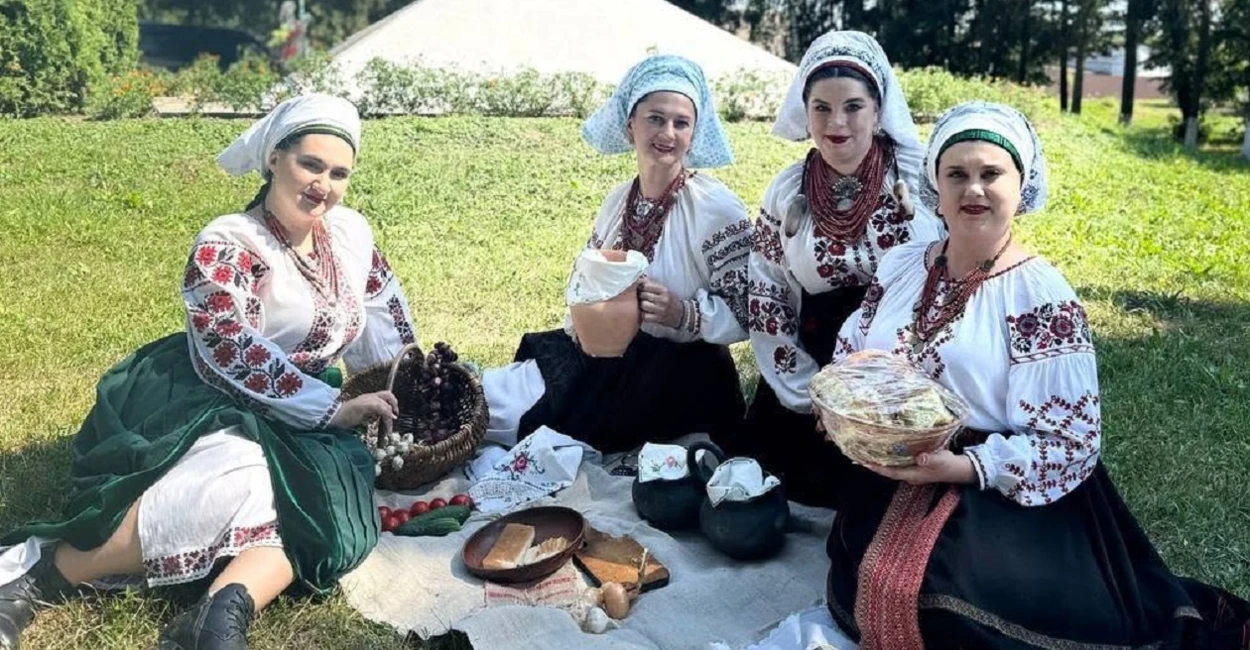 Ой зажинай, жниварочко, та й снопа: ансамбль «Оксамит» із Черепашинців повертає давні традиції