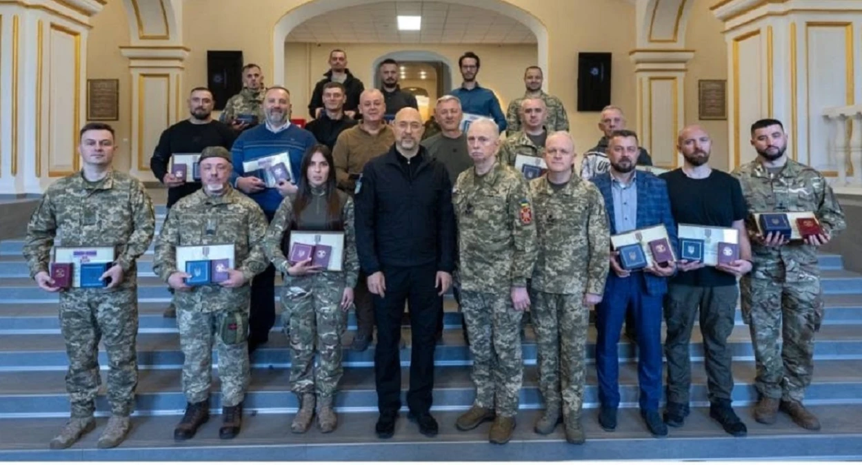 Вадим Брик (другий праворуч у другому ряді) серед фіналістів номінації «Вчитель-захисник»  премії  Global Teacher Prize Ukraine
Вадим Брик у другому 