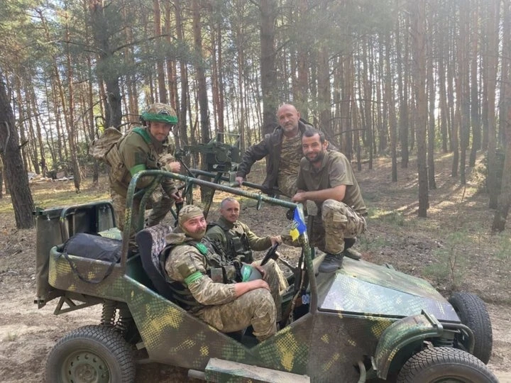 Вадим Брик (за кермом) із побратимами