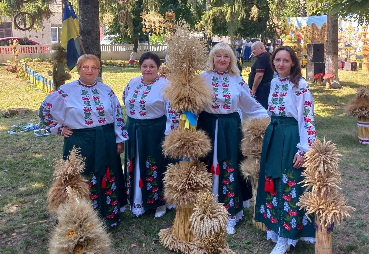 Сто дідухів та янгола, увінчаного тризубом, виготовили у Мирному до 35 річниці незалежності України