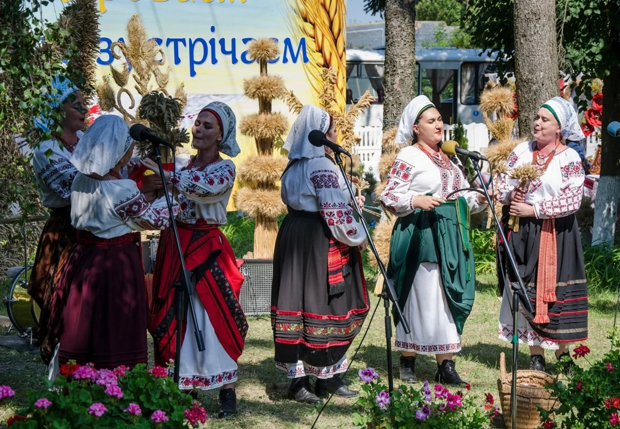 Ой зажинай, жниварочко, та й снопа: ансамбль «Оксамит» із Черепашинців повертає давні традиції