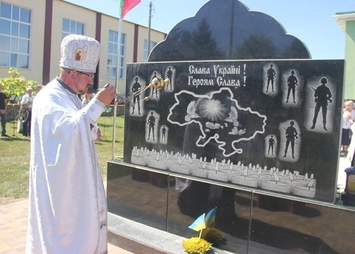 Протоієрей Орест Шпак освячує пам'ятний знак на честь воїнів, які загинули за Україну. Його встановили на території храму Миколая Чудотворця у серпні 2020 року.