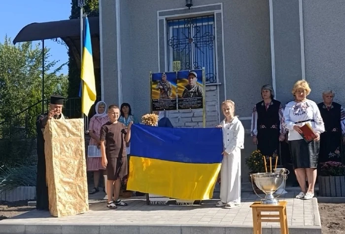 У Хомутинцях на території церкви встановили пам’ятні дошки на честь полеглих воїнів-односельчан