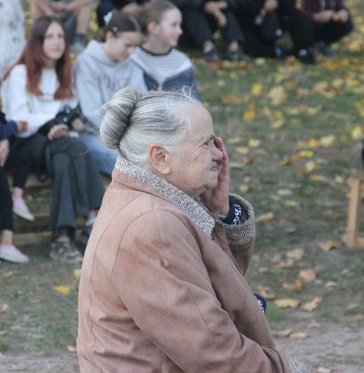 За виступом маестро спостерігає учасниця ансамблю "Надбужани" Олена Богомолюк