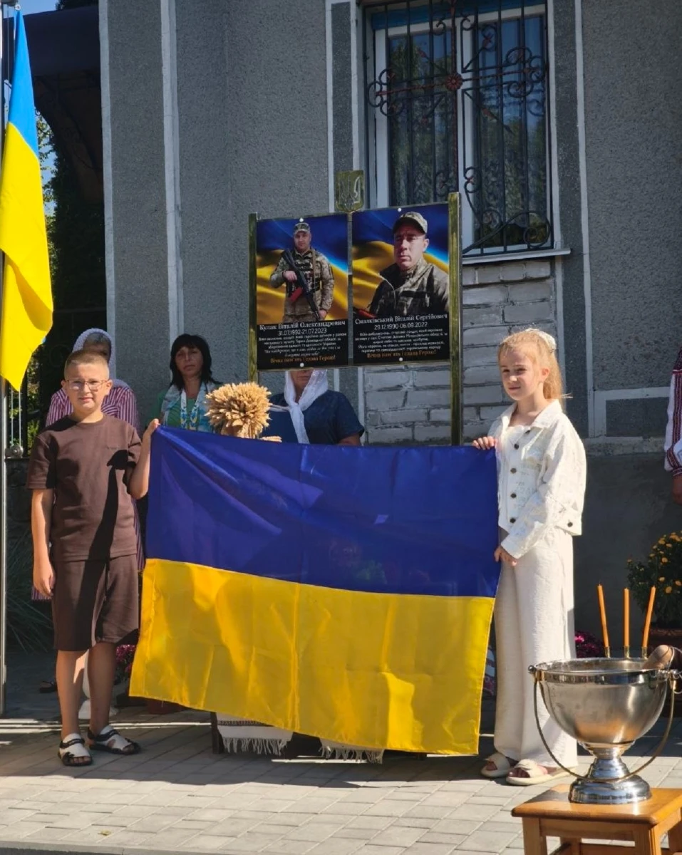 У Хомутинцях на території церкви встановили пам’ятні дошки на честь полеглих воїнів-односельчан