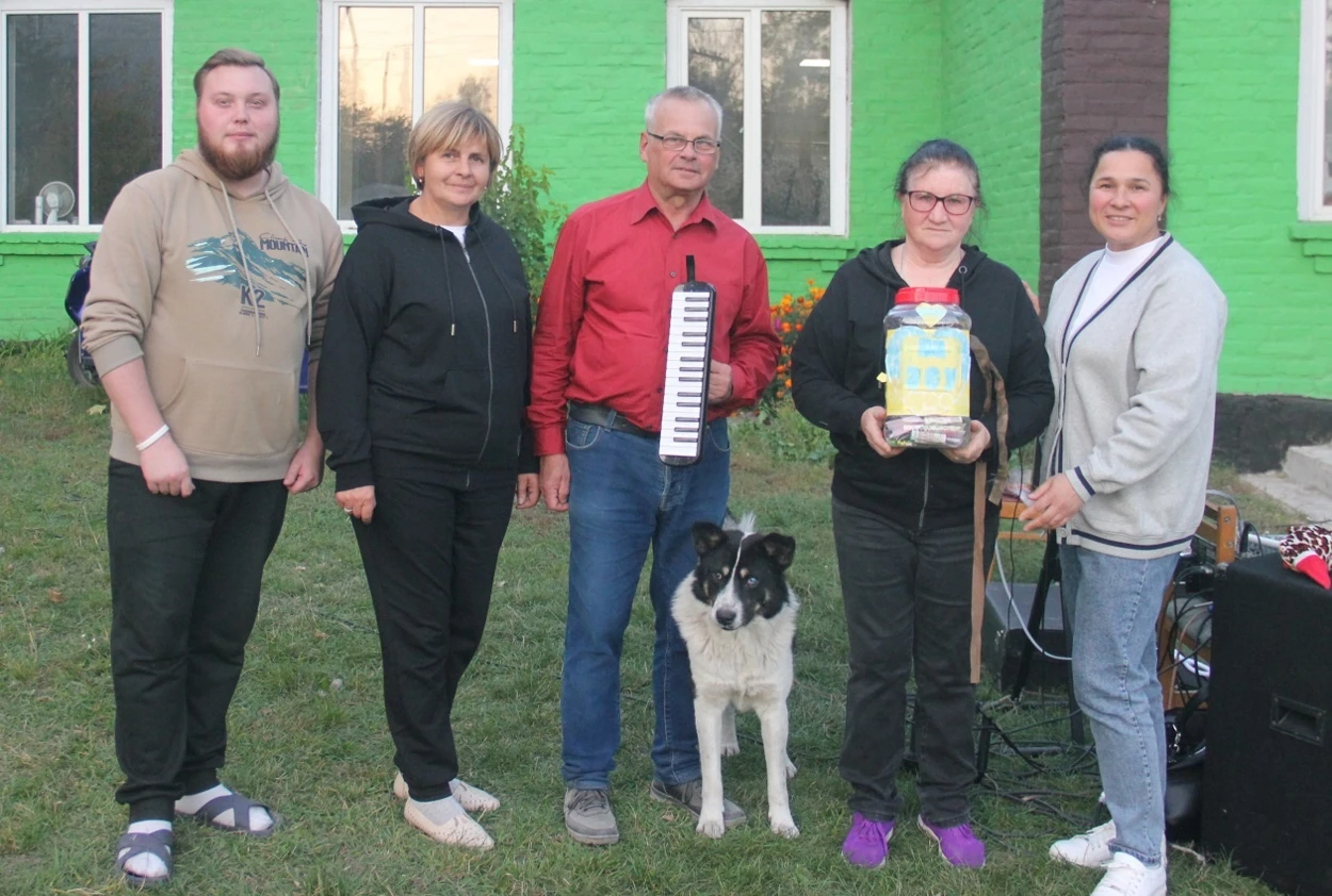 Віктор Томчук разом із працівниками місцевого клубу та учасницями волонтерського центру "Берегині" після завершення марафону