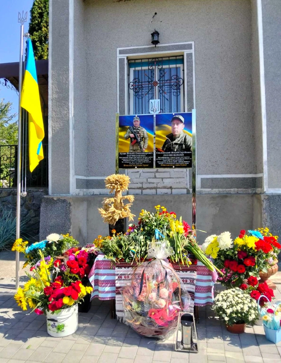 У Хомутинцях на території церкви встановили пам’ятні дошки на честь полеглих воїнів-односельчан