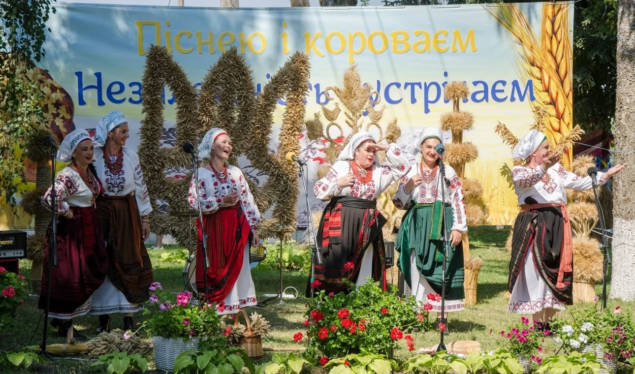 Ой зажинай, жниварочко, та й снопа: ансамбль «Оксамит» із Черепашинців повертає давні традиції