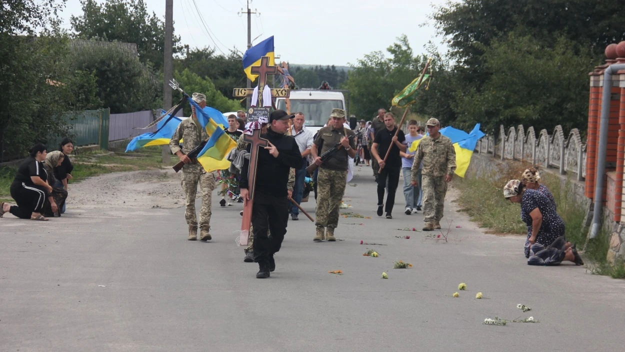 На труну, де не було тіла сина, батько поклав берета танкістів: в Іванові вшанували полеглого воїна