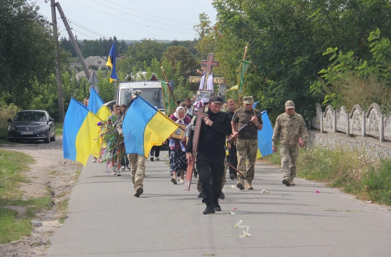 На труну, де не було тіла сина, батько поклав берета танкістів: в Іванові вшанували полеглого воїна