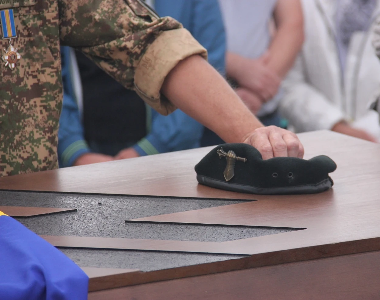 На труну, де не було тіла сина, батько поклав берета танкістів: в Іванові вшанували полеглого воїна