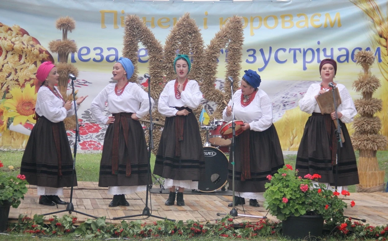 Ой зажинай, жниварочко, та й снопа: ансамбль «Оксамит» із Черепашинців повертає давні традиції