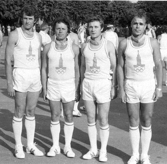 Калинівчани, що пробігли естафету олімпійського вогню. Зліва-направо: Іван Янчук, Вільярд Гайдук, Леонід Миколайчук, Микола Древіцький.