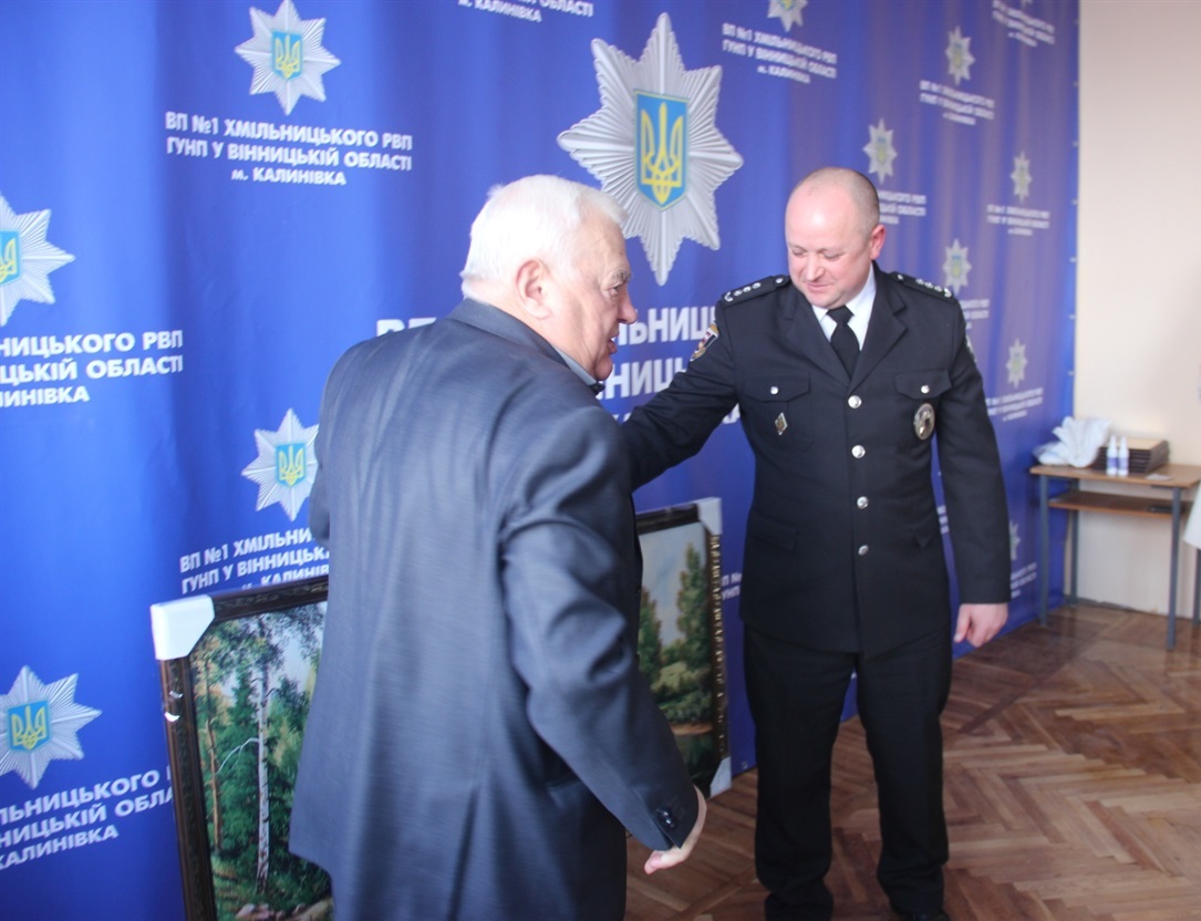 Микола Каправий дарує картину для відділення поліції.