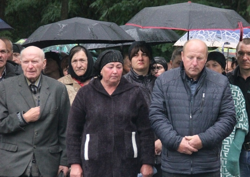 Дідусь, мама та батько Віталія Смалківського востаннє дивляться на свого сина