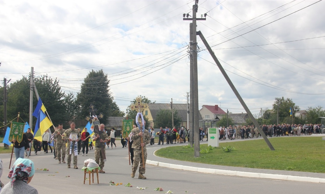 Траурна процесія розтягнулася вулицями села на кількасот метрів