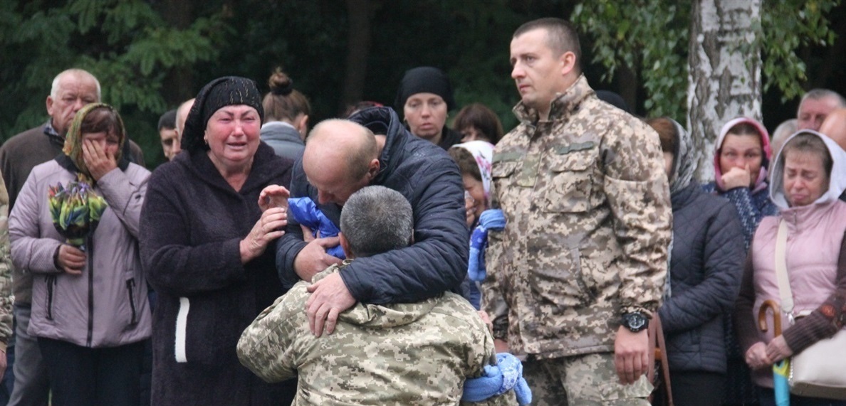 Побратими Віталія передали батькам синьо-жовтий прапор