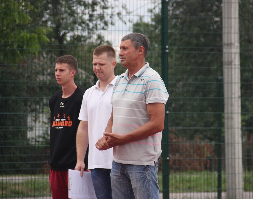 Директор ДЮСШ "Авангард" Сергій Грепечук (на передньому плані) та тренер з баскетболу Віктор Сак (у білій футболці)