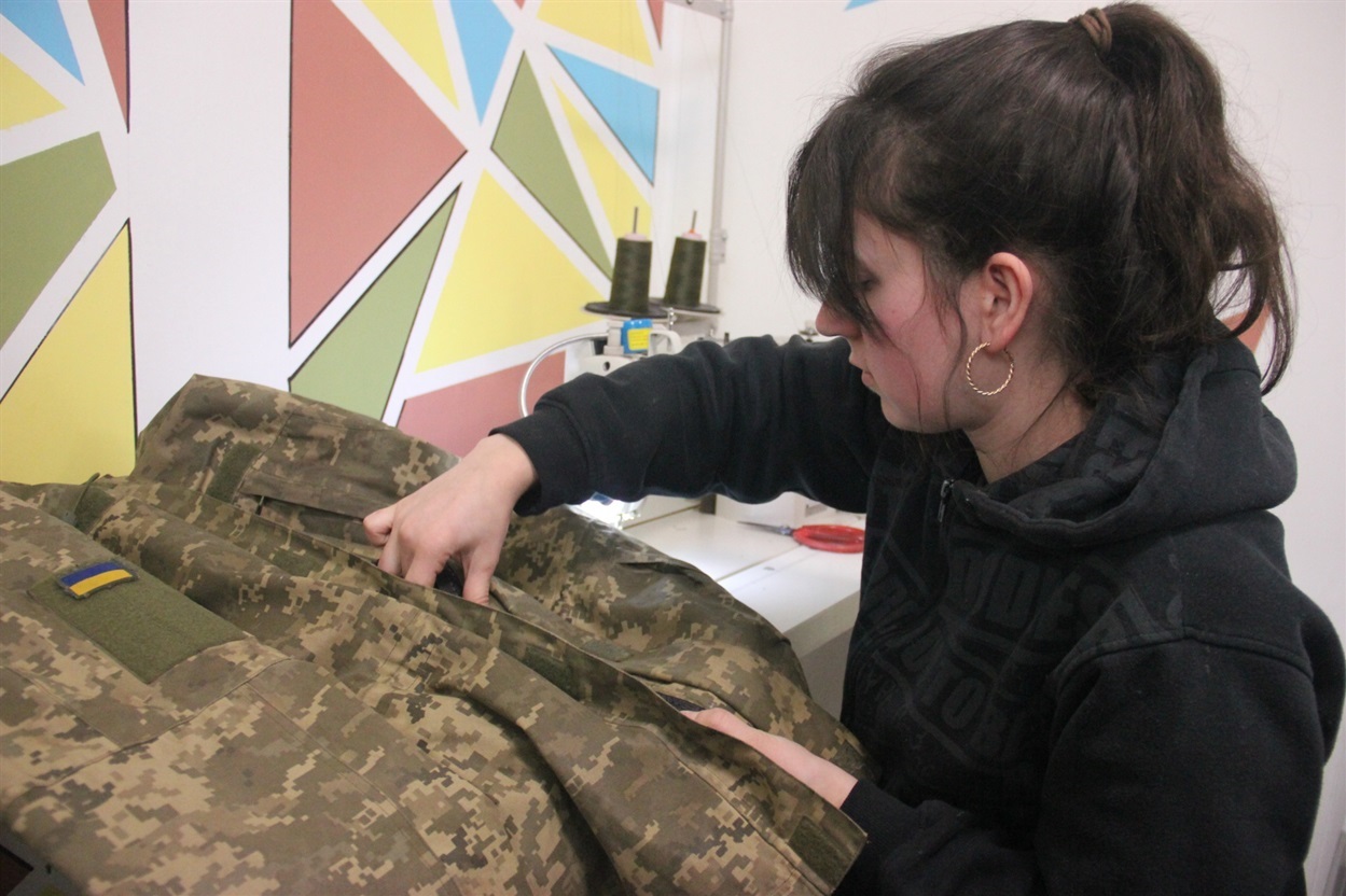 Ремонт верхнього одягу для військовослужбовців місцевої частини.