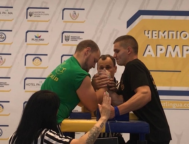 Олександр Коломієць (праворуч) перемагає чергового суперника