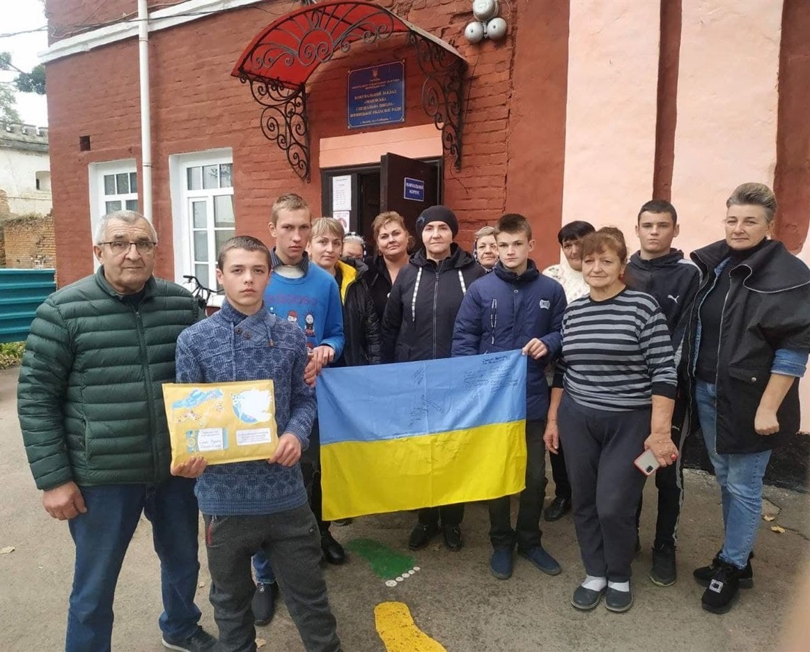Володимир Морозов (крайній ліворуч) після зустрічі із вихованцями Іванівської спецшколи.