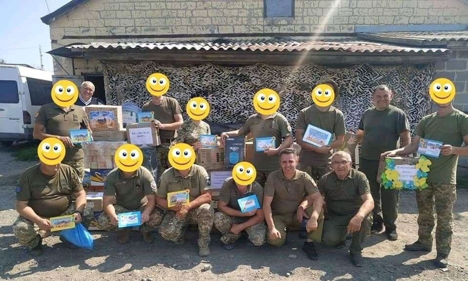 Волонтери дарують захисникам радість.