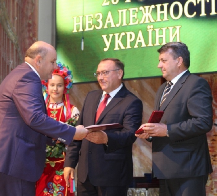 Відзнаку отримує Василь Маакедонський (ліворуч)