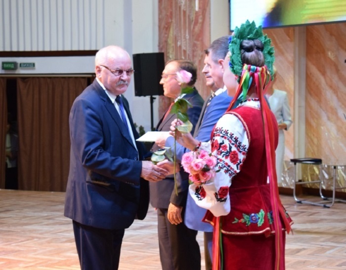 Григорія Федонюка (ліворуч) нагороджено відзнакою За заслуги перед Вінниччиною
