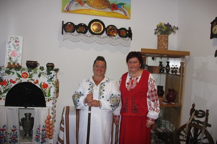 Місцева майстриня вишивання Лариса Сарнавська(ліворуч) та Ольга Блажчук у світлиці