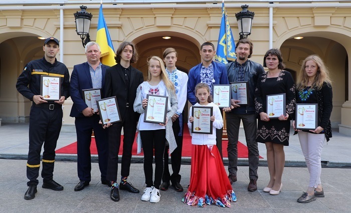 СвітланаЮркевич - крайня праворуч