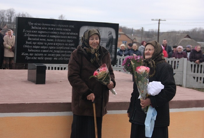 Відкрили стелу багатодітні матері