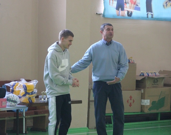 Директор спортивної школи Авангард Сергій Грепечук вітає Віталія Буяльського