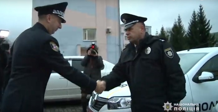 Начальник ГУ НП у Вінницькій області Юрій Педос вручає ключі від автомобіля Петрові Скічку