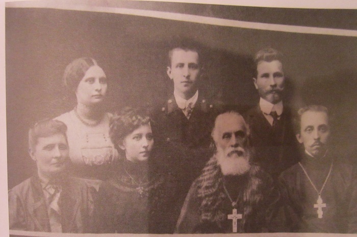 Родина Цапукевичів (фото з книги)