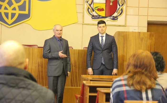 Голова районної ради Василь Поліщук (ліворуч) представляє нового голову РДА
