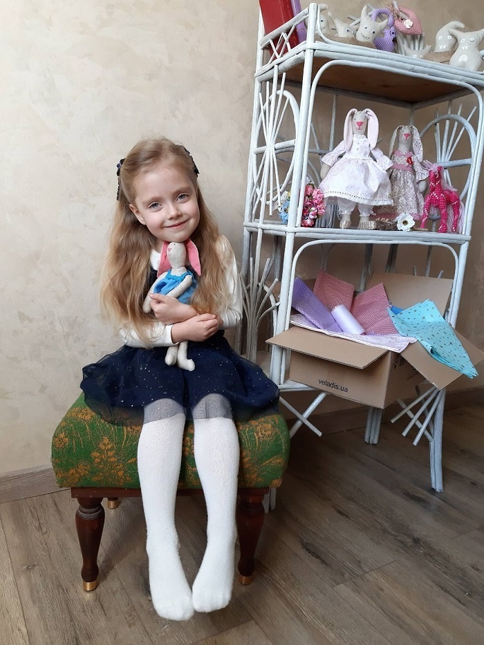 Соломійка з першим зайцем, якого дуже любить