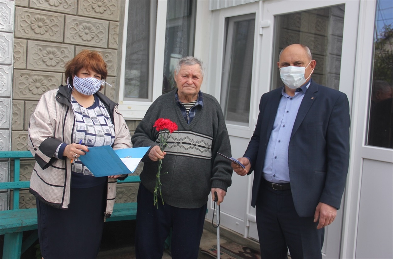 Валентина ТУрик та Ігор Виноградський вітають ветерана Бориса Телюка