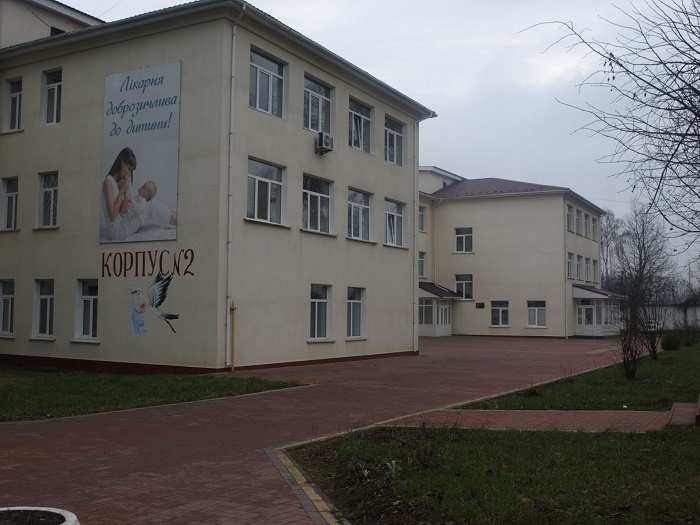 У цьому корпусі лікарні стався спалах коронавірусної інфекції. Відділення швидкої - у дальньому крилі.
