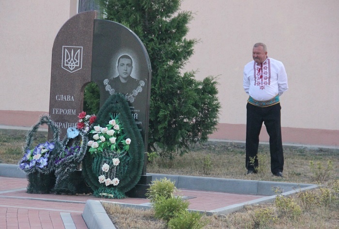 Пам'ятний знак на честь Віктора Ліпського у Малих Кутищах