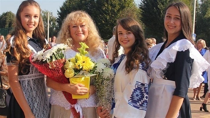 Людмила Колесникова (з квітами)