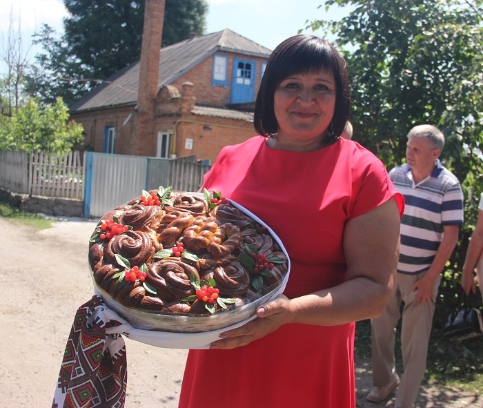 Cільський голова подарувала ювілярці святкового коровая