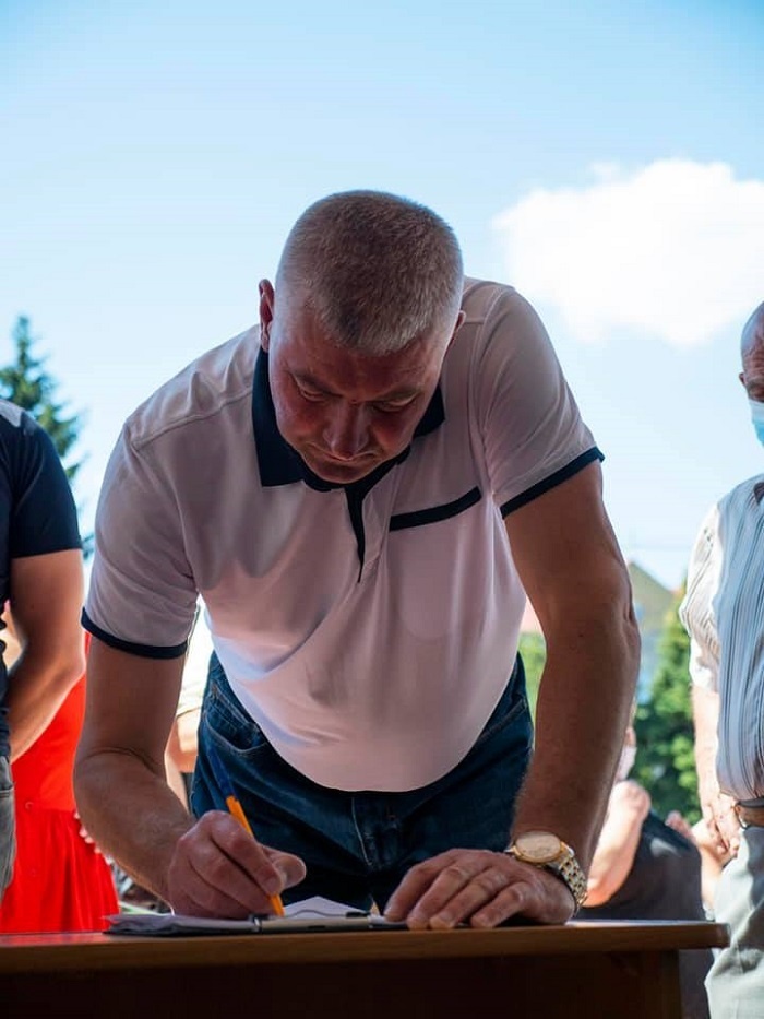 Анатолій Шамалюк ставить свій підпис за те, щоб адміністративний центр району був у Калинівці