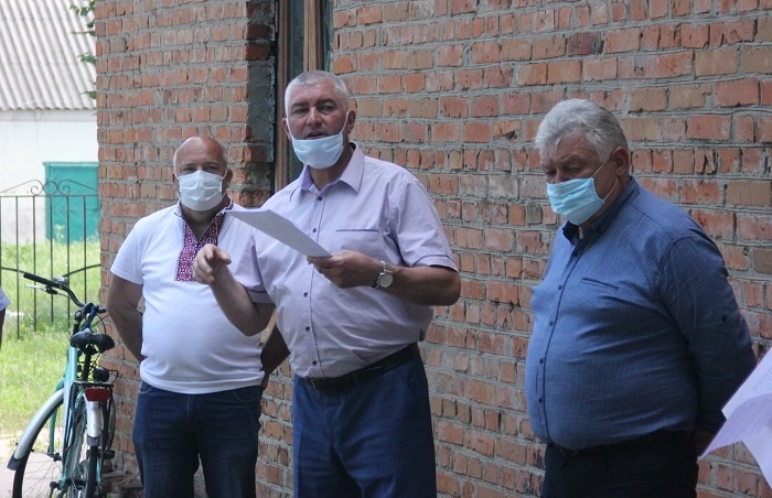 МІський голова Анатолій Шамалюк( в центрі) виступає на сесії 2 липня