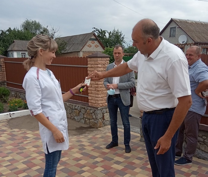 Михайло Кулик вручає кдючі від автомобіля Валентині Довгалюк