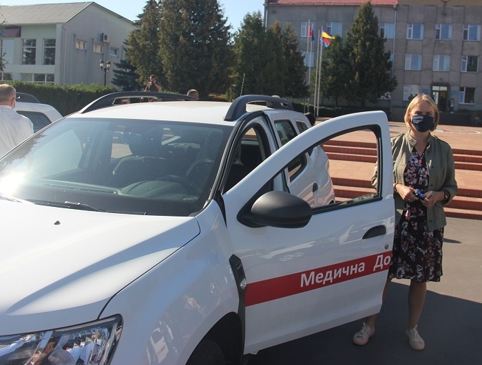 Ольга Шимотюк отримує автомобіля для амбулаторії у Сальнику